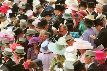 Zuschauer mit Hut und Zylinder auf der Galopprennbahn Royal Ascot