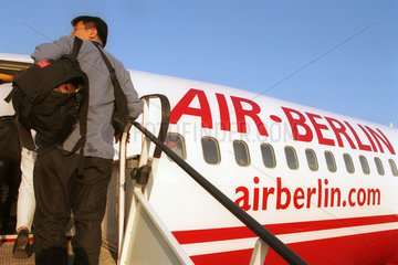 Passagiere beim Einsteigen in eine Maschine der Fluggesellschaft Air Berlin in Berlin-Tegel