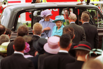 Ihre Koenigliche Hoheit Queen Elisabeth trifft auf der Galopprennbahn Epsom Downs ein