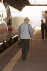 Ein alter Mann verlaesst den Bahnsteig
