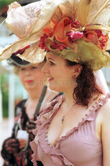 Zuschauerinnen mit Hut und Kostuem auf der Galopprennbahn Royal Ascot
