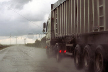 Ein LKW auf einer regennassen Autobahn