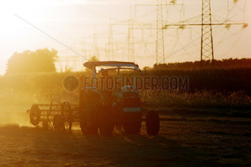 Ein Traktor bei der Feldarbeit im Sonnenlicht