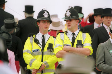 Englische Polizisten in Uniform auf der Galopprennbahn Royal Ascot im Einsatz
