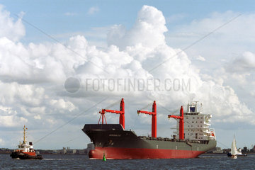 Ein neues Containerschiff verlaesst den Hafen von Wismar