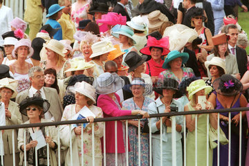 Zuschauerinnen mit Hueten auf der Galopprennbahn Royal Ascot