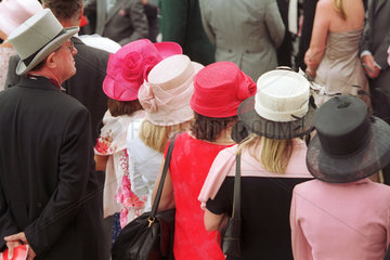 Zuschauer auf der Galopprennbahn Epsom Downs am Tag des Englischen Derbys mit Hut und Zylinder