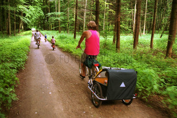Eine Familie bei einem Fahrradausflug im Wald