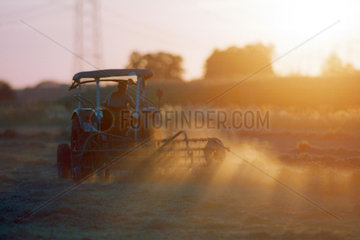 Ein Traktor bei der Feldarbeit im Sonnenlicht