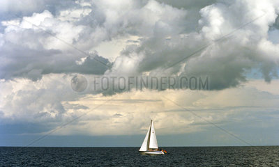 Segelboot und Wolken