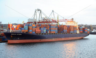 Odessa  ein Containerschiff wird im Hafen beladen