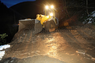 Trabzon  Bagger raeumt die Strasse nach einem Erdrutsch
