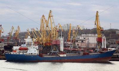 Odessa  ein Containerschiff wird im Hafen beladen