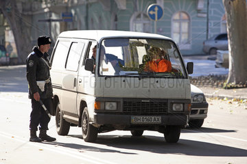 Odessa  Autofahrer fragen einen Verkehrspolizisten nach dem Weg