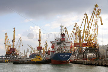Odessa  Containerschiff und Verladekraene im Hafen