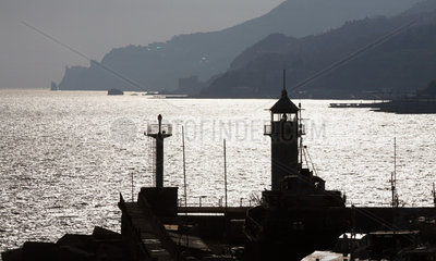 Jalta  Blick vom Hafen auf das Meer