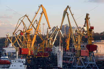 Odessa  Verladekraene im Hafen