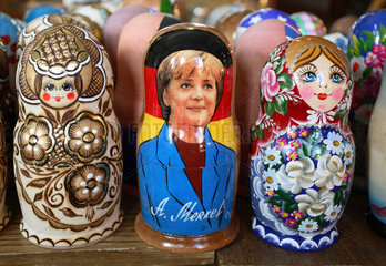 Jalta  Matrjoschkas mit Angela Merkel als Motiv an einem Souvenirstand