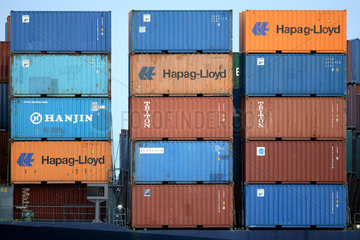 Odessa  gestapelte Container im Hafen