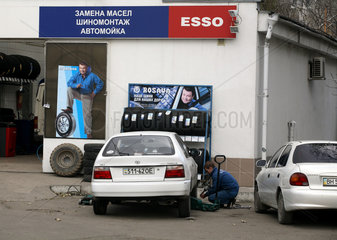 Odessa  Reifenwechsel in einer Autowerkstatt