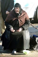 Odessa  eine alte Frau bettelt auf der Strasse