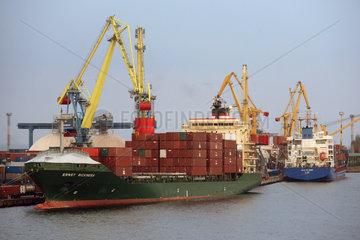 Odessa  Containerschiffe werden im Hafen beladen
