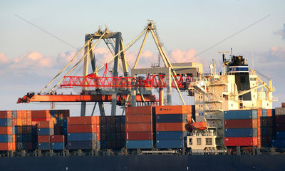 Odessa  Verladekraene und Container im Hafen