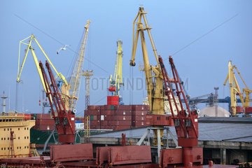 Odessa  Verladekraene im Hafen