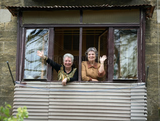 Odessa  Frauen winken aus einem Fenster