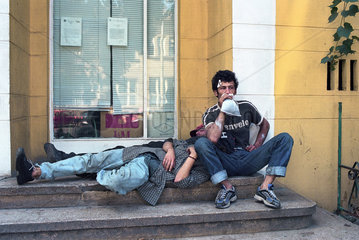 Junge Maenner beim Klebstoff-Schnueffeln  Bukarest