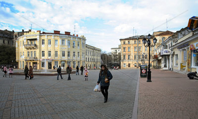Odessa  Fussgaenger in der Innenstadt
