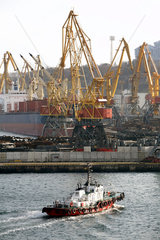 Odessa  Lotsenboot und Verladekraene im Hafen