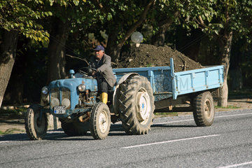 Kusadasi  ein Mann faehrt einen Traktor mit Anhaenger