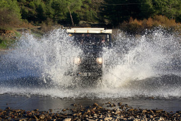 Marmaris  ein Gelaendewagen faehrt durch Wasser