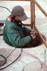 Odessa  ein Bauarbeiter verlegt Kabel