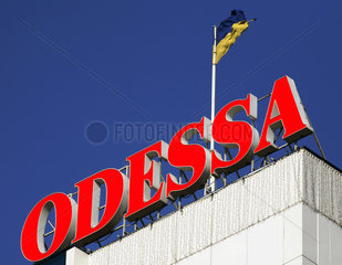 Odessa  die Nationalflagge der Ukraine und Schriftzug Odessa