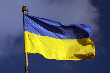 Odessa  die Nationalflagge der Ukraine im Wind