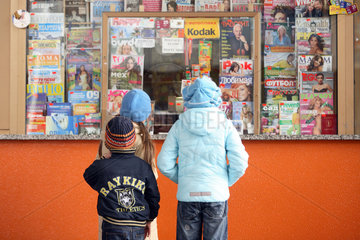 Odessa  Kinder vor einem Kiosk