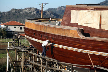 Marmaris  ein Mann bei der Reparatur eines Bootes