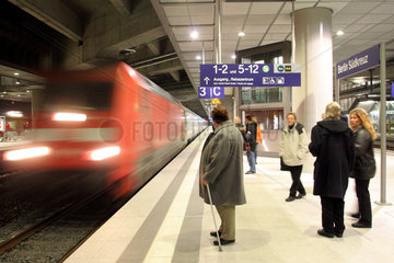 Berlin  Reisende auf einem Bahnsteig der Station Suedkreuz