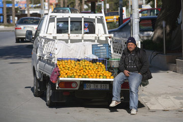 Kusadasi  Mann verkauft Orangen von der Ladeflaeche seines Transporters