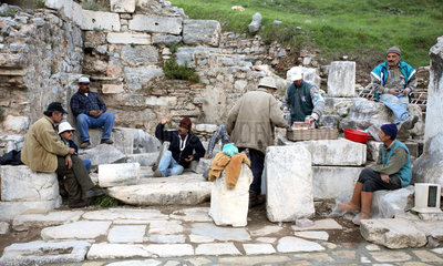 Ephesus  Bauarbeiter machen eine Pause