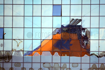 Odessa  das Logo der Hapag Lloyd spiegelt sich in einer Glassfassade