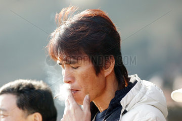 Seoul  koreanischer Mann raucht eine Zigarette