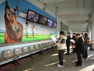 Seoul  Rennbahnbesucher in der Wetthalle der Rennbahn