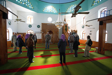 Marmaris  Touristen besichtigen eine Moschee
