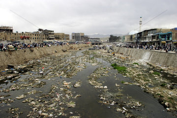 Ansicht des verschmutzten Kabul Flusses