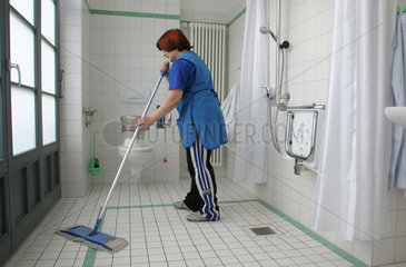 Reinigungskraft im Seniorenheim Priessnitzhaus