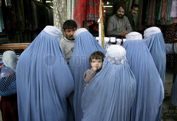 Afghanische Frauengruppe beim Einkaufen