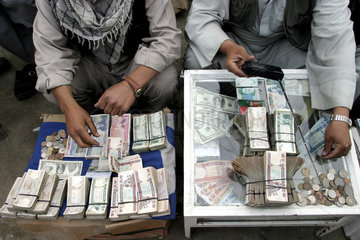Illegale Geldwechsler auf dem Zentralmark von Kabul
